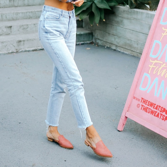 Mi.iM | 'Taylor' Pointed-Toe Leather Mules - Picture 2 of 3